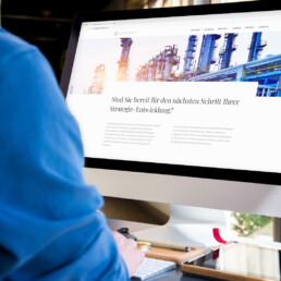 Webdesign für Cologne Strategy Group auf dem iMac